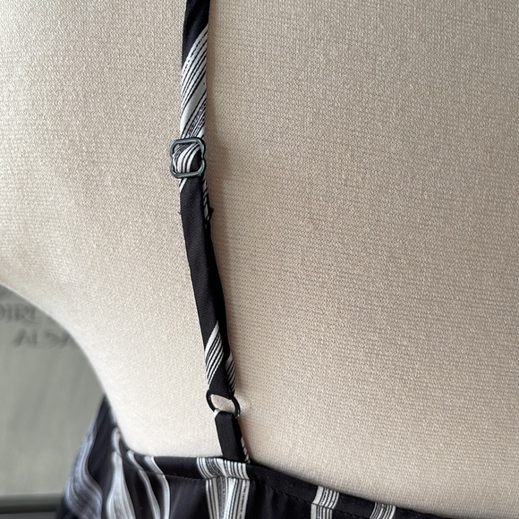 BCBG BLACK and white TOP - Picture 4 of 9